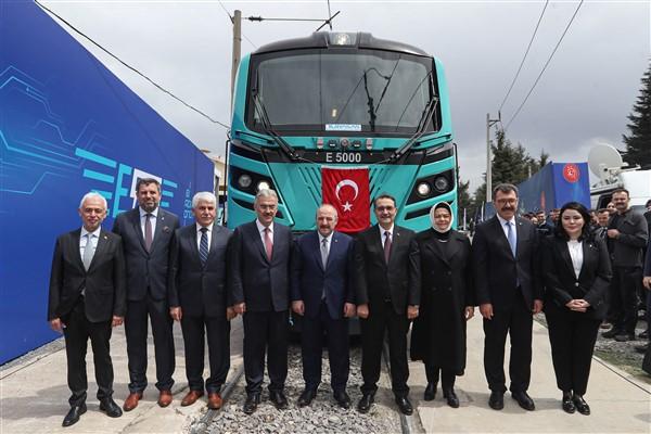 turkiyenin-ilk-yerli-elektrikli-ana-hat-lokomotifi-raylara-indi-fxihEl8x.jpg